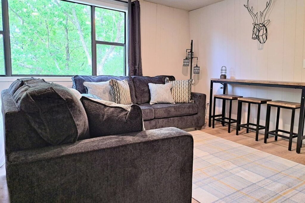 176372e8919b4aabba953c21b4889a35-Large