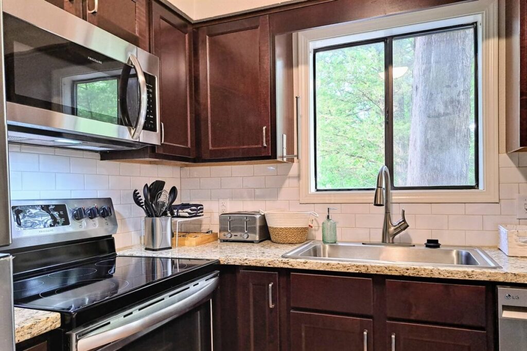 75cf1abc682f4bad8675cd3662950637-Large