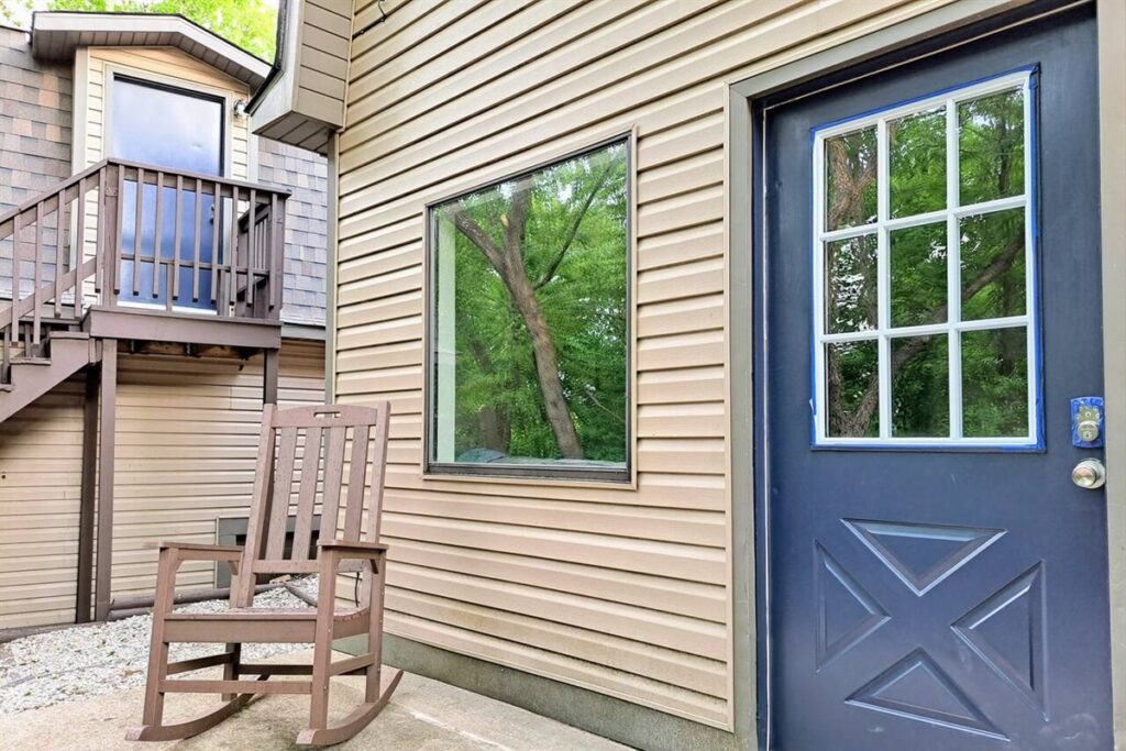 b135844a90b645dbb1600781ef0198b4-Large