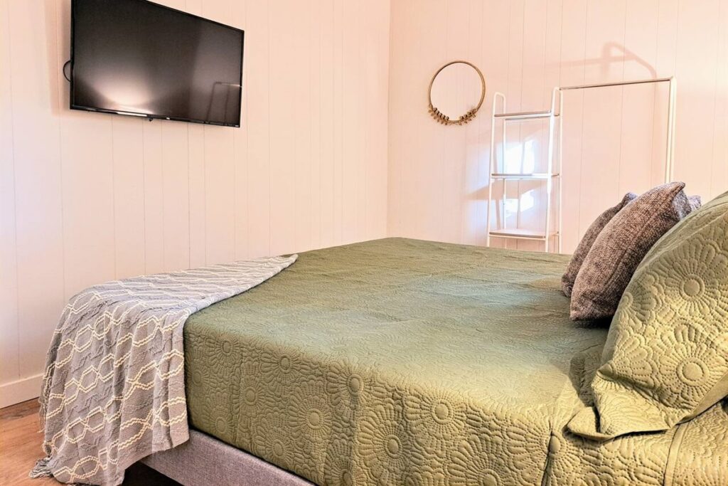 e2be9682fa3e4db4ac5c96c303c614a2-Large